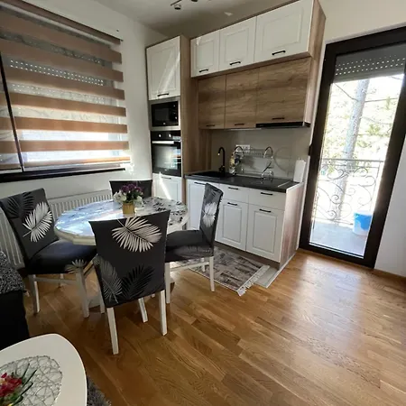 Apartment D & Nn *